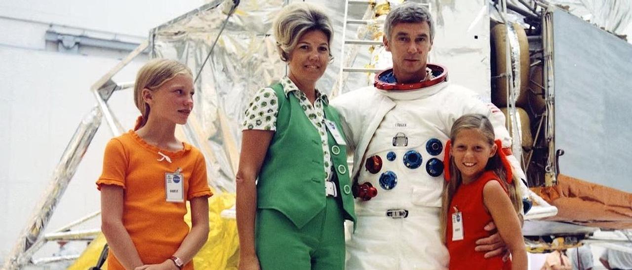 Retrato de Eugene Cernan junto a su familia justo antes del despegue de la misión Apolo 17.