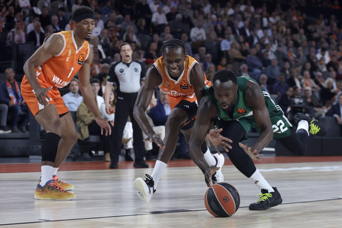 Grant, del Panathinaikos, pugna por el balón con Badio, del Valencia Basket, durante el primer partido del play-off de cuartos de final de la Euroliga.