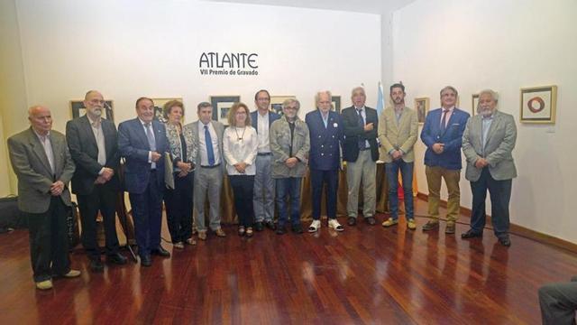 José Silveira y María del Rosario Martín (tercero y cuarta por la izq.), Ramiro Carregal (quinto por la dcha.) y Anxo Lorenzo (en el centro) en la ceremonia de los Premios Atlante. // FdV