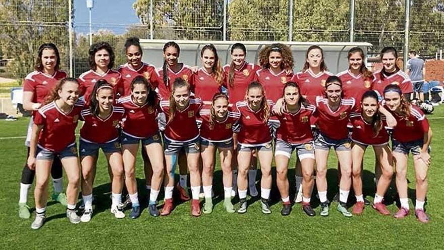 Cata Coll, la primera arriba por la izquierda, con la selección española sub-17.