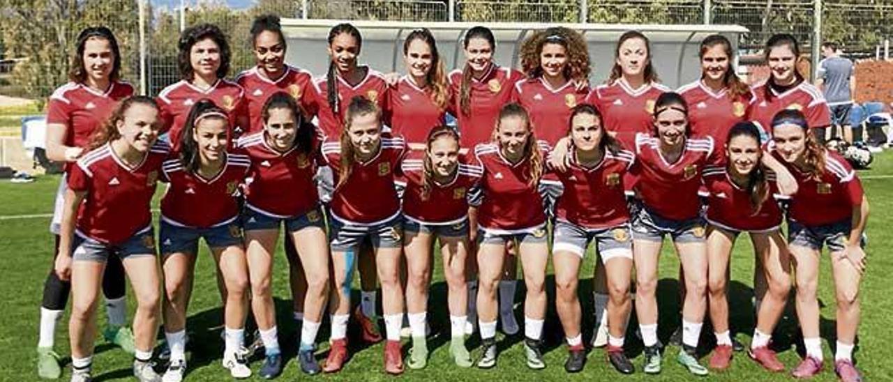 Cata Coll, la primera arriba por la izquierda, con la selección española sub-17.