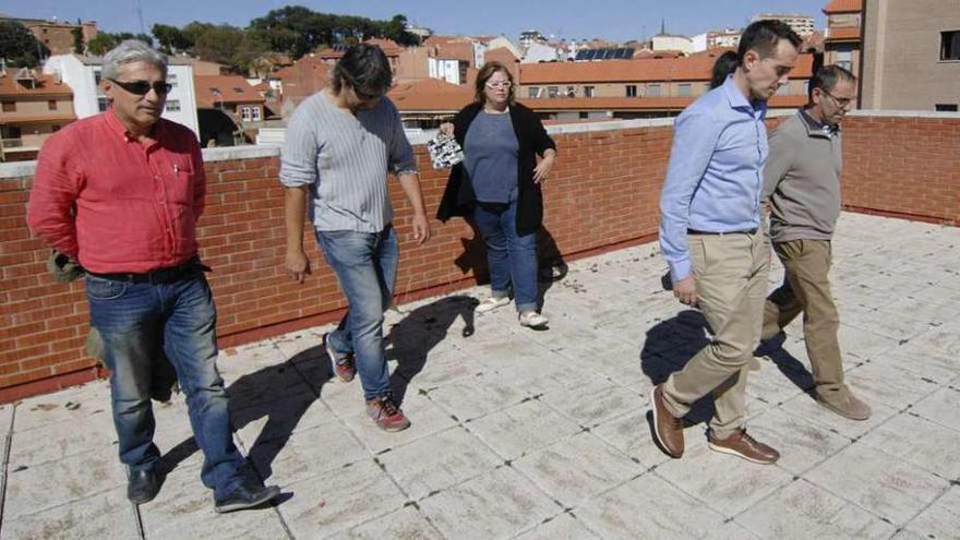 Miembros del equipo de Gobierno en la terraza del Centro Cívico ayer por la mañana.