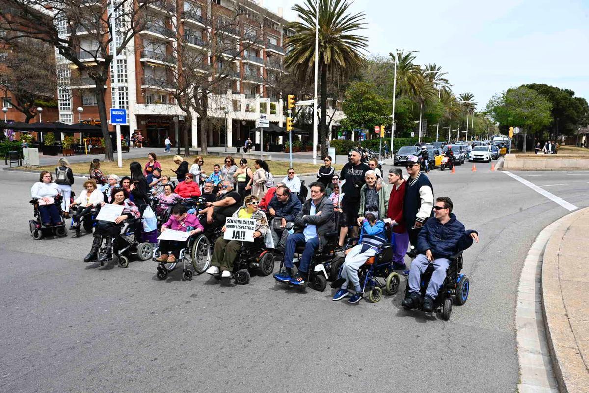 Protesta por el retraso en el baño asistido en las playas de Barcelona