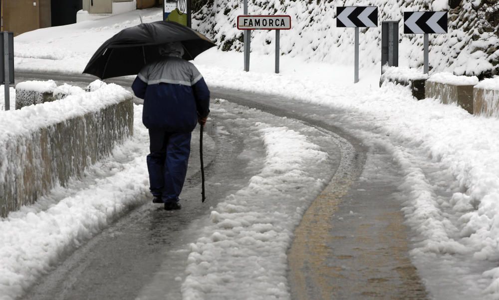 Un vecino de Famorca (Alicante) a su llegada al pueblo completamente nevado.