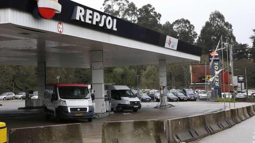 La estación de servicio, vallada ayer, con furgones y turismos expuestos en su interior. // Ricardo Grobas