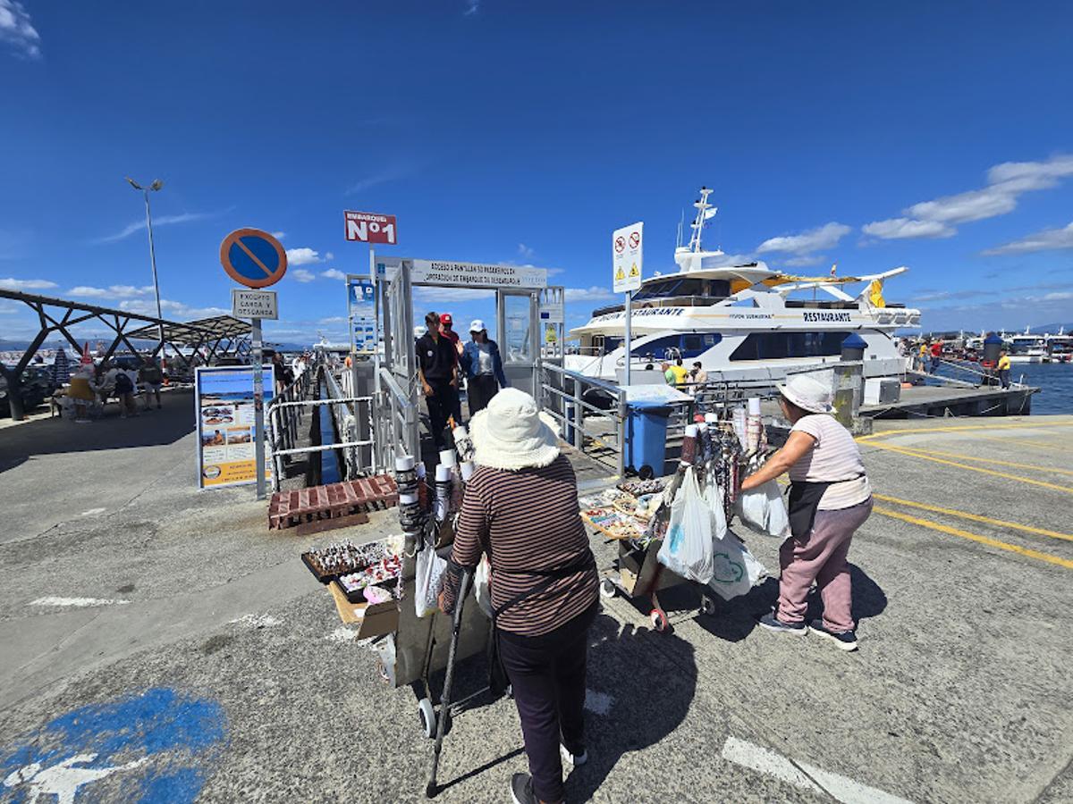 Venta de abalorios en la zona portuaria de O Corgo.