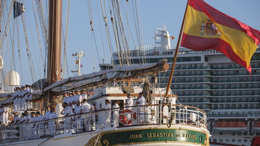 El &#039;Juan Sebastián de Elcano&#039; atraca en Las Palmas de Gran Canaria antes de partir a Brasil