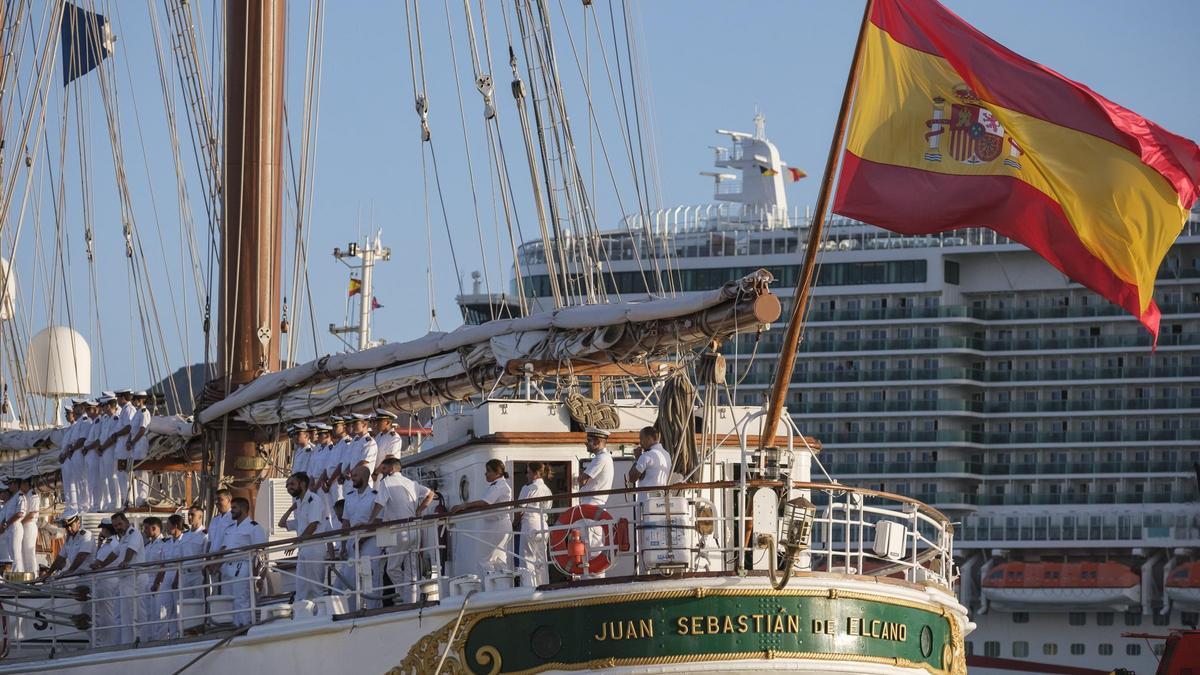 El Juan Sebastián Elcano hace escala en el puerto de Las Palmas.