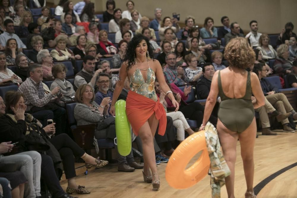 Desfile en el Auditorio de mujeres afectadas por cáncer de mama