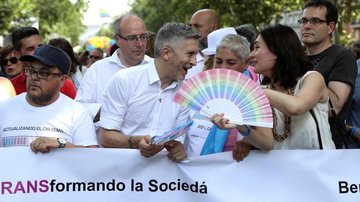 Los ministros Carmen Montón y Fernando Grande-Marlaska, en la manifestación del Orgullo, en Madrid