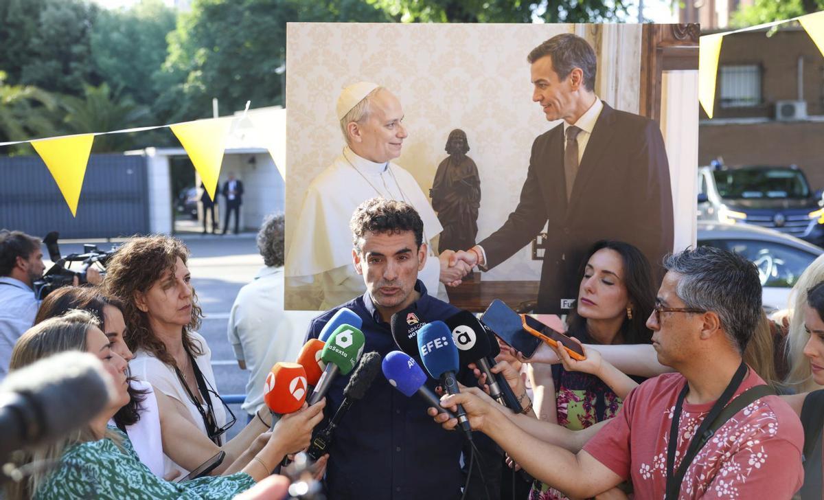 Miguel Hurtado, activista contra els abusos a l’Església, ahir davant la Nunciatura. | MARTA FERNÁNDEZ / EUROPA PRESS