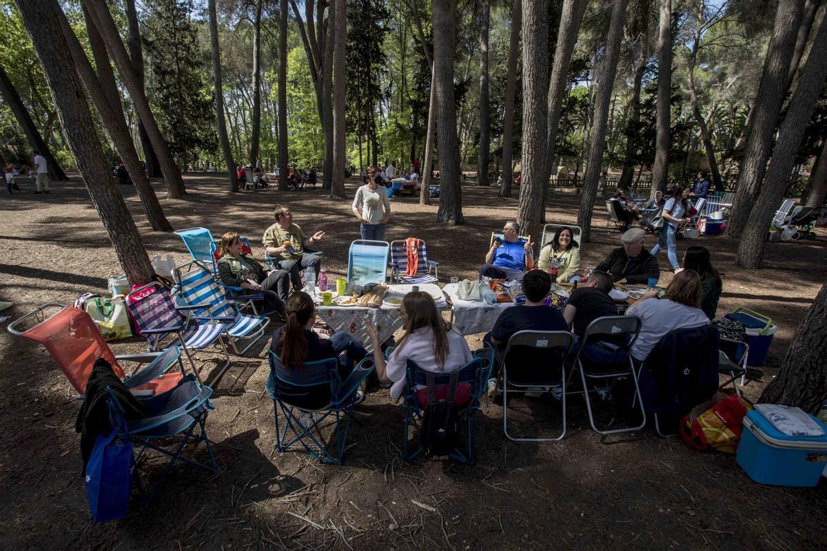 Natalia, junto a amigos de su falla de Burjassot, celebrando la Pascua en Sant Vicent de Llíria.