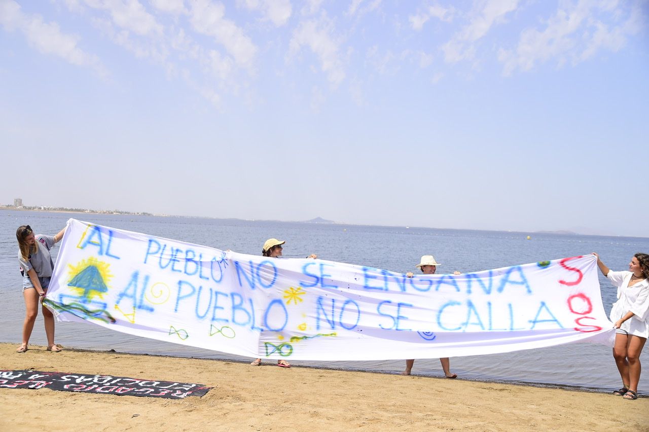 Miles de murcianos forman una cadena humana que rodea al Mar Menor en señal de protesta