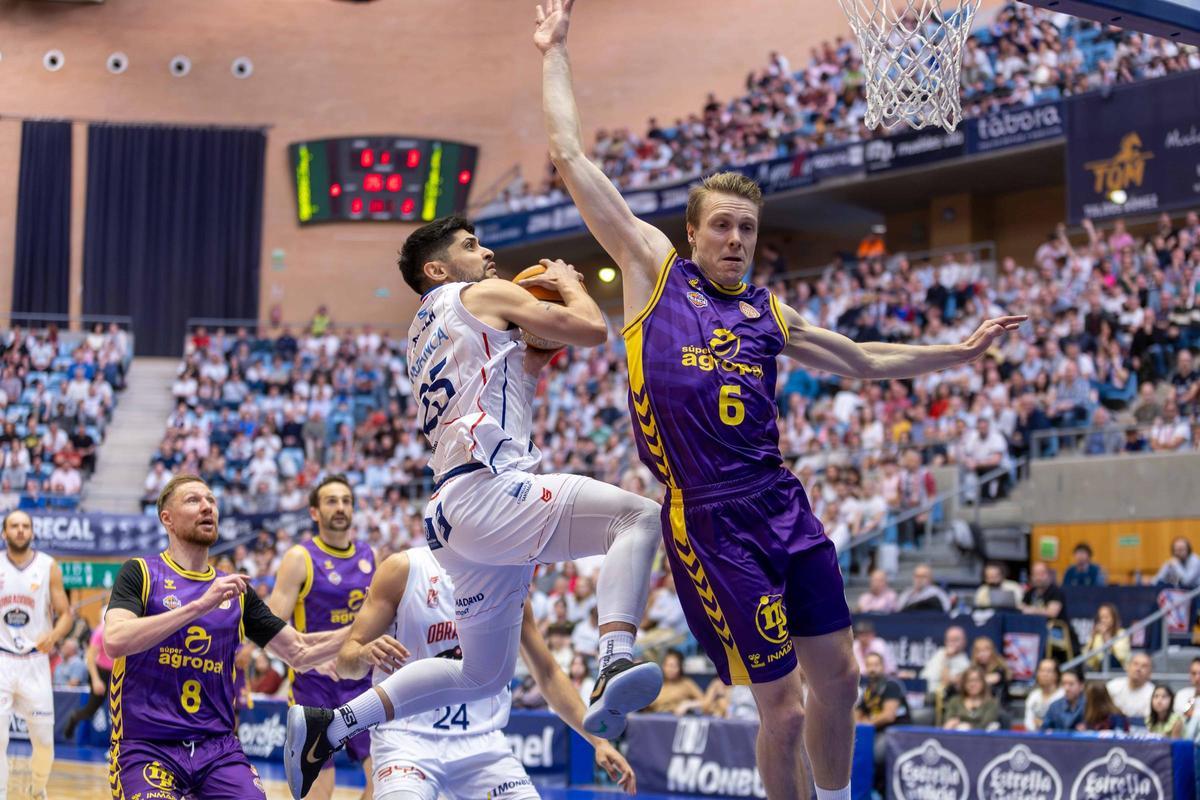 El Obradoiro arrasa en la 'guerra' con el Palencia El Obradoiro arrasa en la 'guerra' con el Palencia
