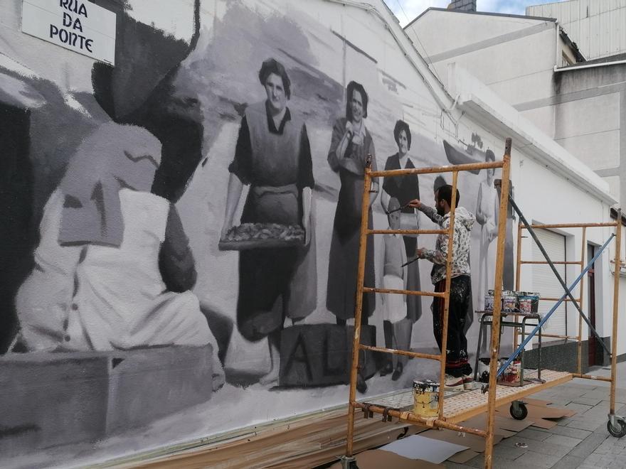 Yoseba MP finaliza o mural da rúa da Ponte que homenaxea ás mulleres do mar de Sada