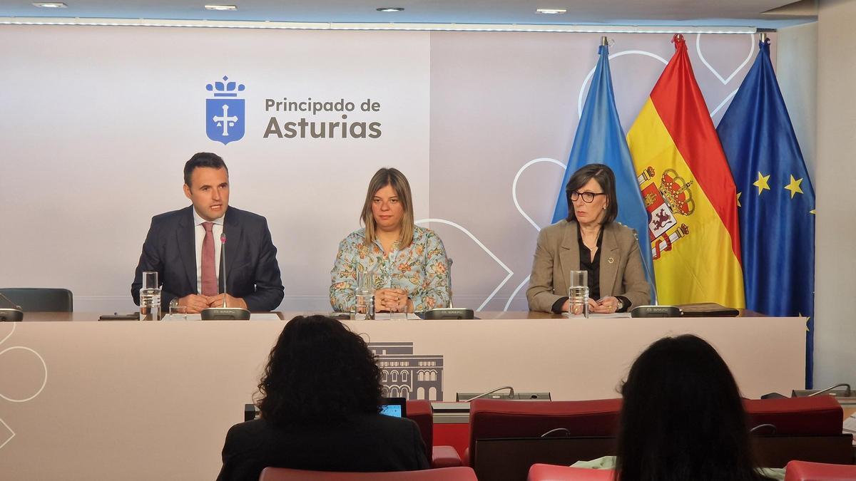 El consejero de Hacienda y Fondos Europeos, Guillermo Peláez; la vicepresidenta del Principado, Gimena Llamedo; y la consejera de Transición Ecológica, Industria y Desarrollo Económico, Nieves Roqueñí, durante la rueda de prensa para informar sobre los acuerdos del Consejo de Gobierno.