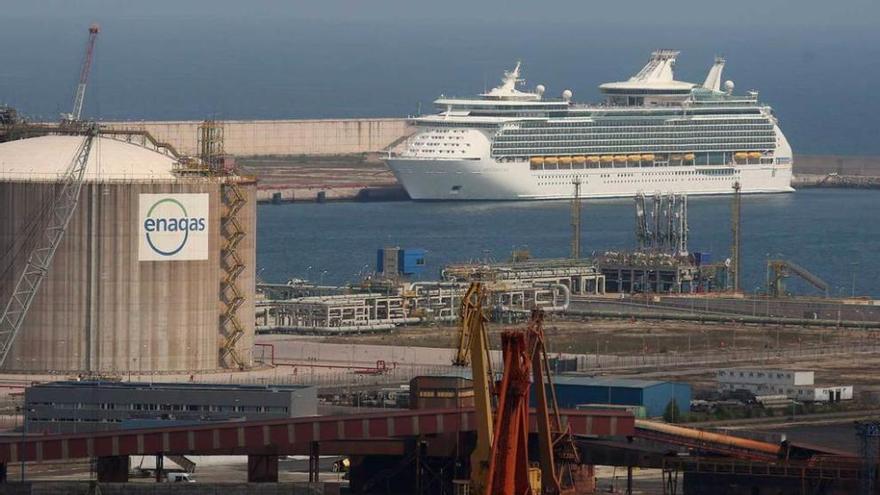 El &quot;Navigator of the Seas&quot; vuelve a Gijón