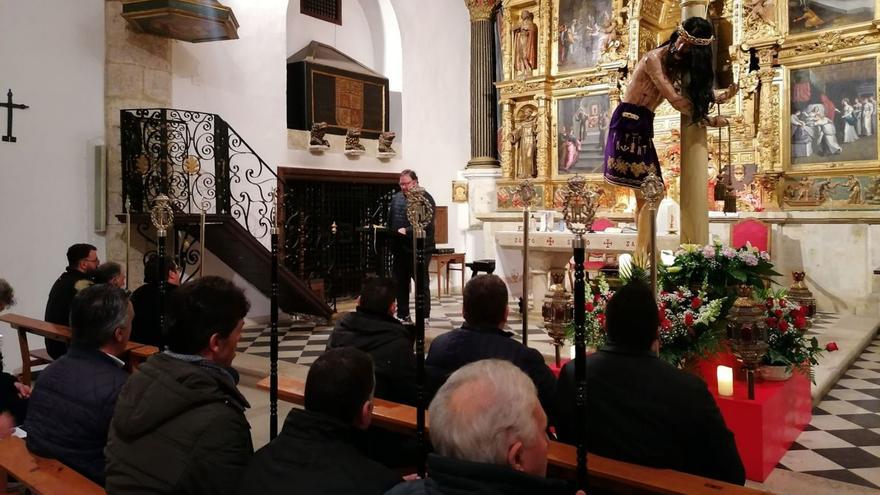 Cofrades asisten al solemne novenario del Ecce Homo en la iglesia del convento de Santa Clara. | M. J. C.