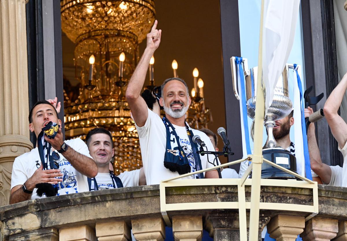 Varios aficionados de la Real Sociedad durante la celebración del equipo por la victoria en la Copa del Rey Varios aficionados de la Real Sociedad durante la celebración del equipo por la victoria en la Copa del Rey