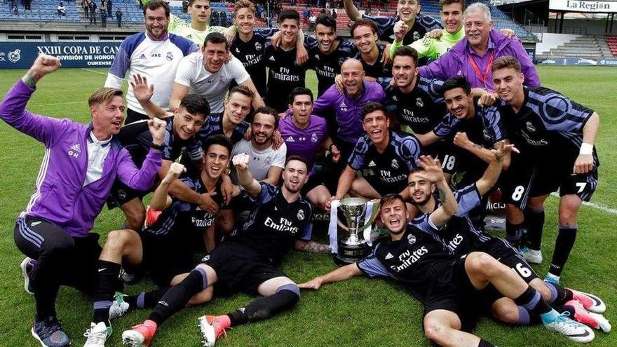 Los jugadores y técnicos del Real Madrid posan con el trofeo. // Iñaki Osorio