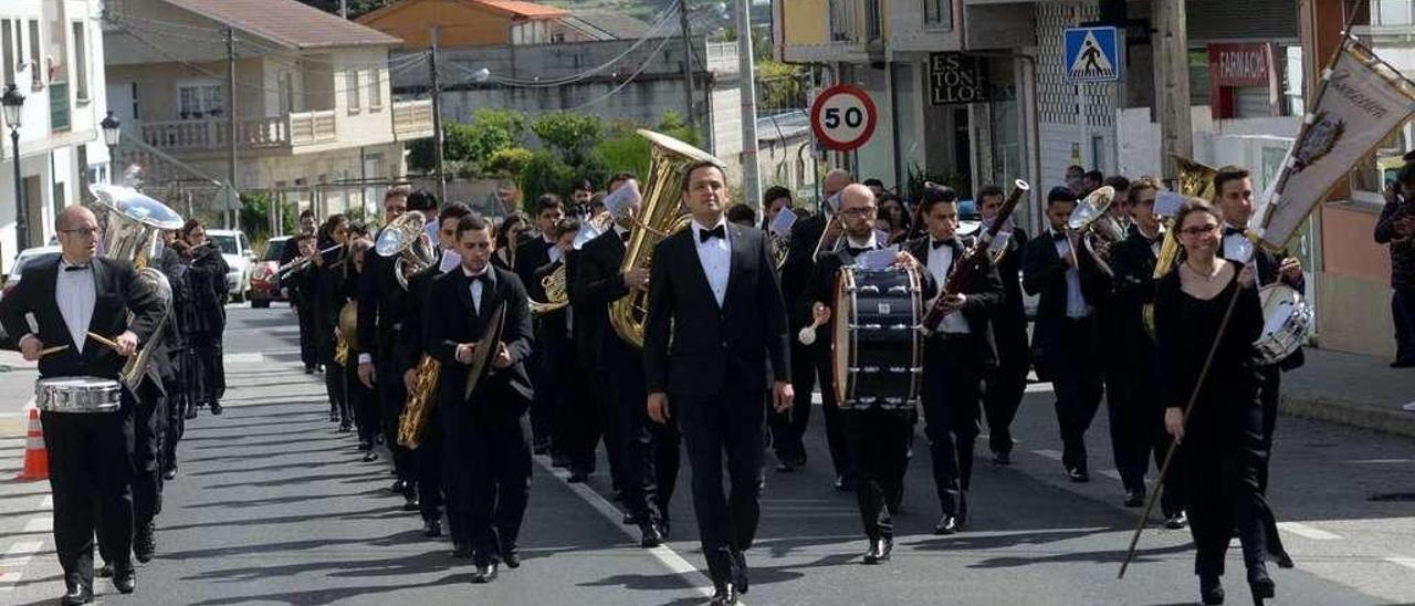 Integrantes de la Unión Musical de Meaño, durante un desfile en la localidad. // Noé Parga