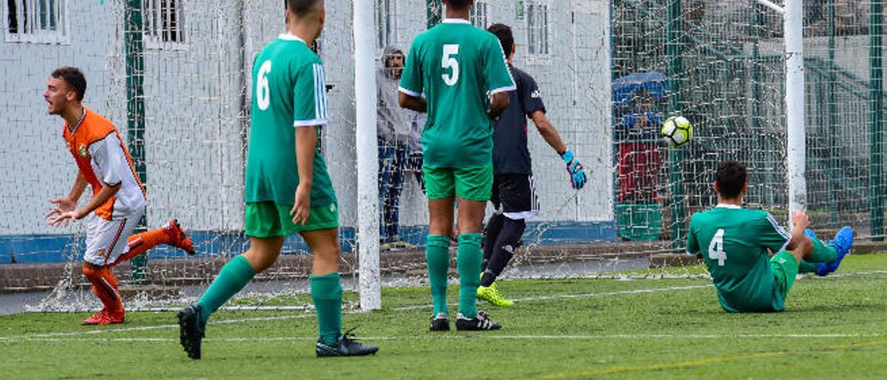 Joel acaba de marcar el 1-2 y corre para celebrar el gol de la victoria del Acodetti.