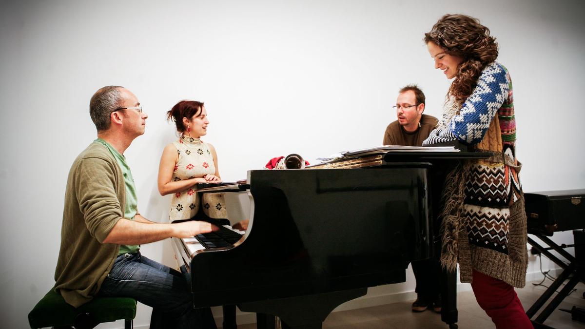 Julián Argüelles, Meïa, José Carrasco Vázquez y Rosalía, en el 31 Seminari Internacional de Jazz, en Barcelona en 2011, en una imagen que incluye el libro del 45 aniversario del Taller de Músics.