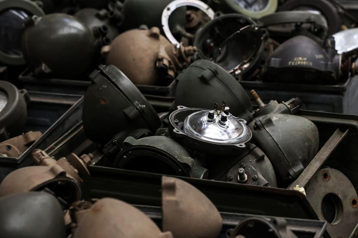 Líneas de tanques Leopard 1 de fabricación alemana en un hangar de OIP Land Systems SA en Tournai, Bélgica