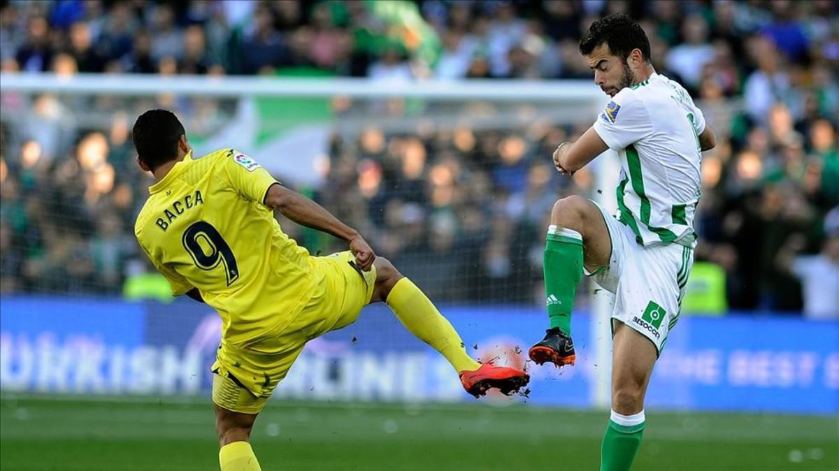 Jordi Amat, pugnando con Bacca en un encuentro de esta temporada