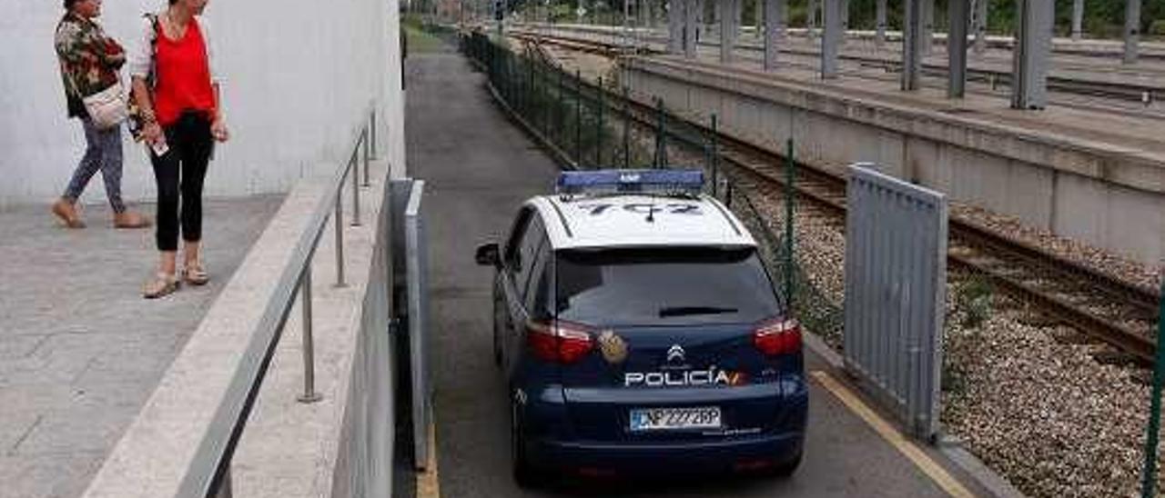 El coche policial que trasladó a David Santamaría al Juzgado tras ser detenido el 19 de julio de 2017.