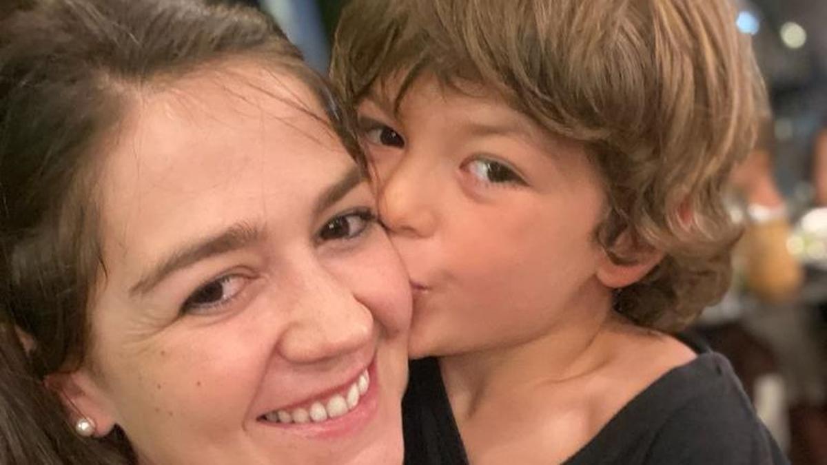 Cristina, ciclista atropellada mortalmente el 30 de octubre en Girona, en una imagen junto a su hijo