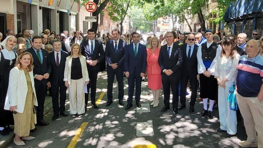 Representantes de la asociación, junto a personalidades políticas como Gonzalo Louzao y Luis López.