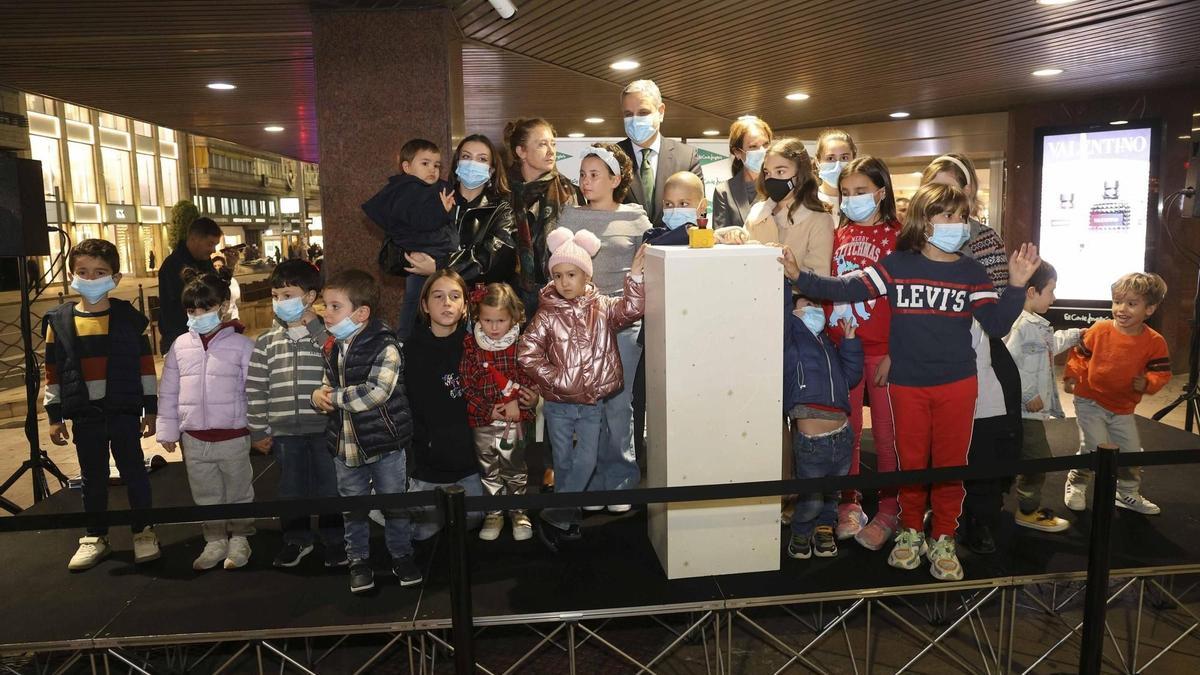 El Corte Inglés de Alicante enciende su Navidad de las manos de los niños de Oncología del Hospital
