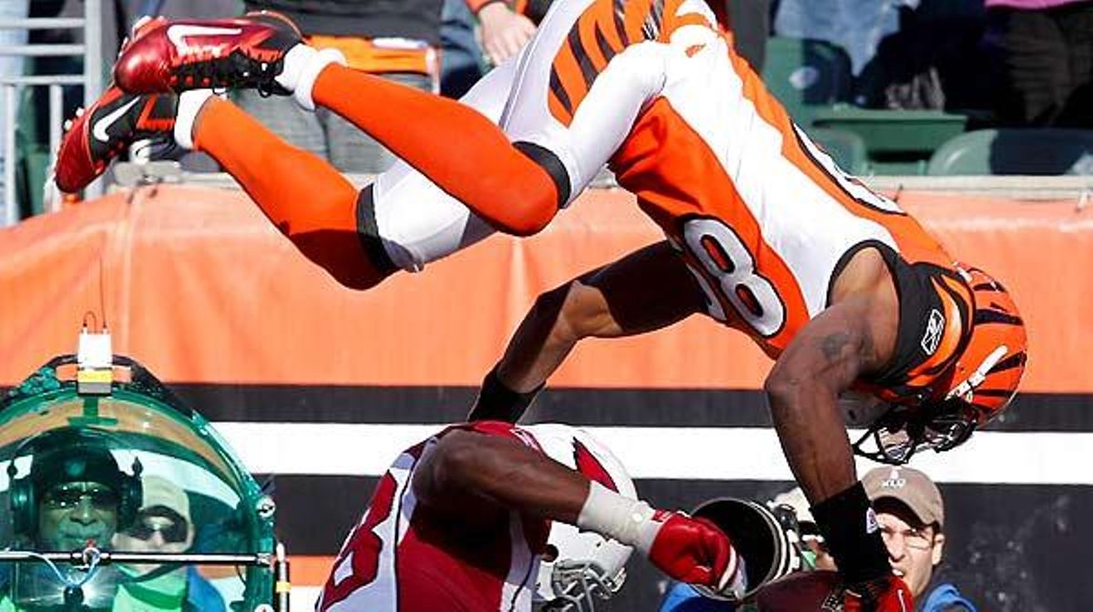 Jerome Simpson, dels Cincinnati Bengals, salta sobre Daryl Washington, dels Arizona Cardinals, en el partit del dia 24 de desembre.