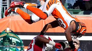 Jerome Simpson, dels Cincinnati Bengals, salta sobre Daryl Washington, dels Arizona Cardinals, en el partit del dia 24 de desembre.