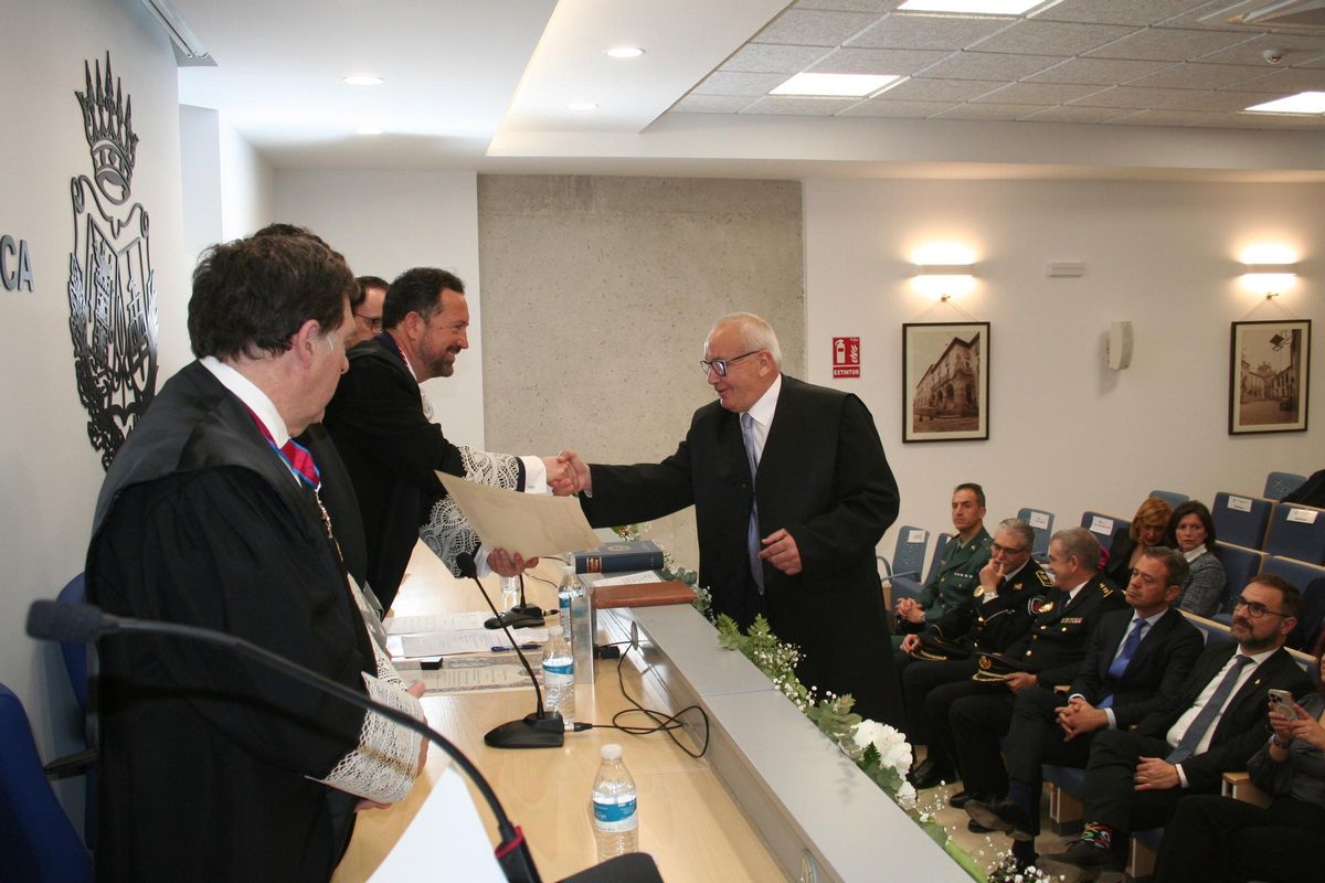 José Luis Martínez de Miguel Pernías, era otro de los distinguidos con diploma e insignia de plata.