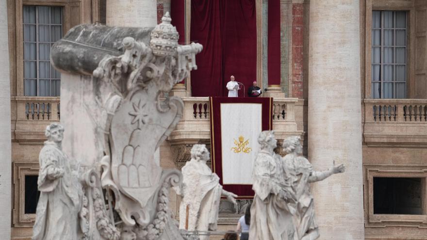 El Vaticano rechaza "el poliamor" y elogia la monogamia en una nueva nota doctrinal