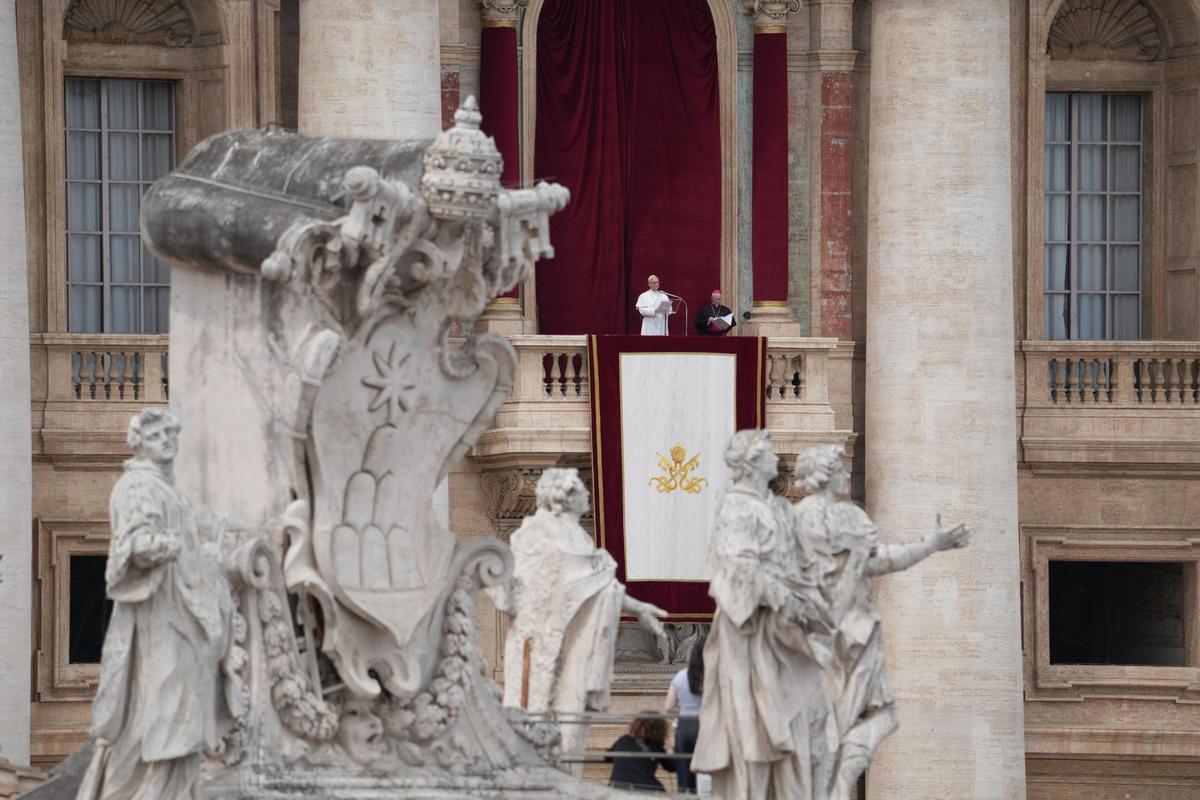 El papa León XIV reza su primer Regina Caeli en la Basílica de San Pedro