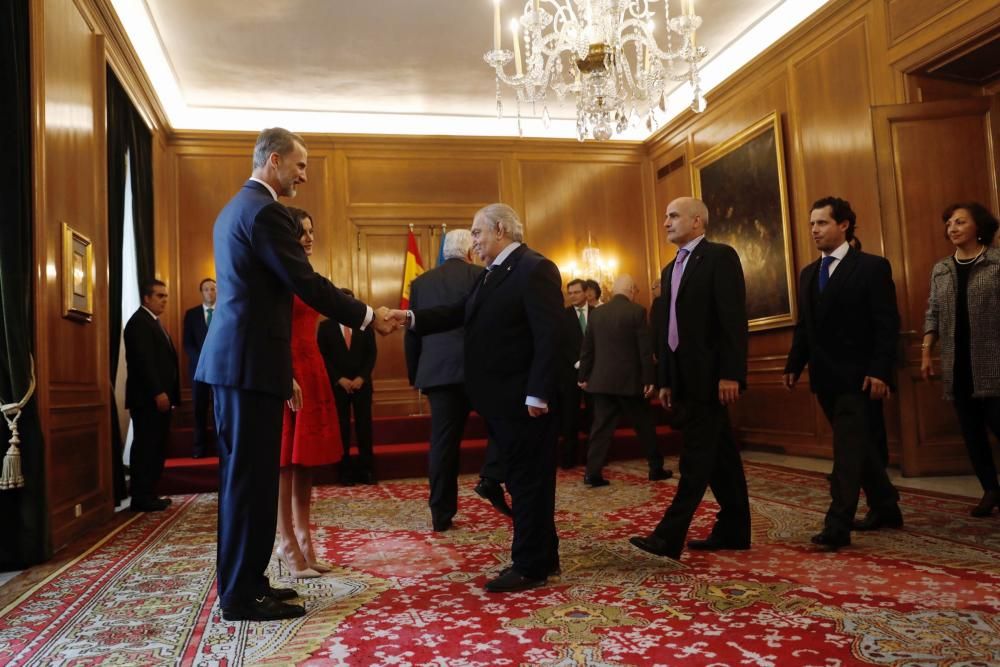 Los Reyes reciben los premiados con las Medallas de Oro de Asturias