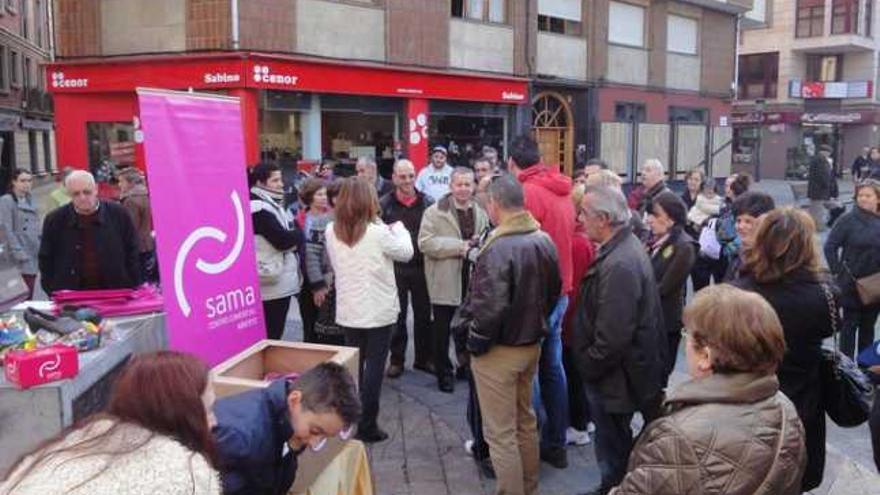 Los comerciantes de Sama y de San Martín premian a sus clientes