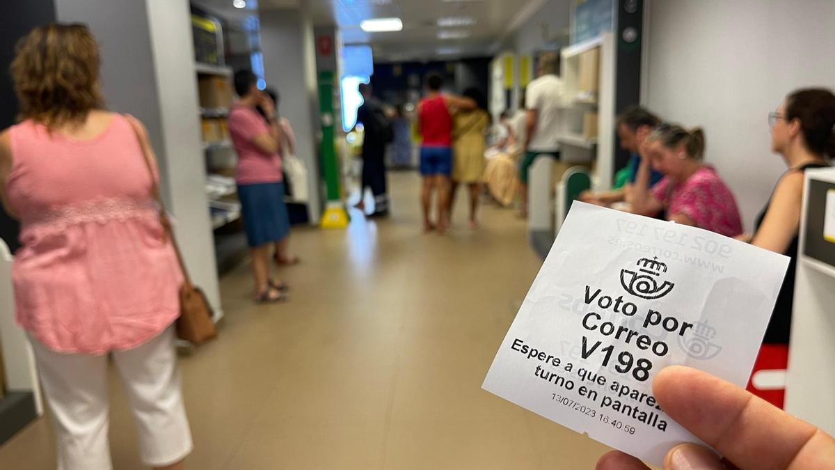 Último día de voto por correo en una de las oficinas de Correos en València