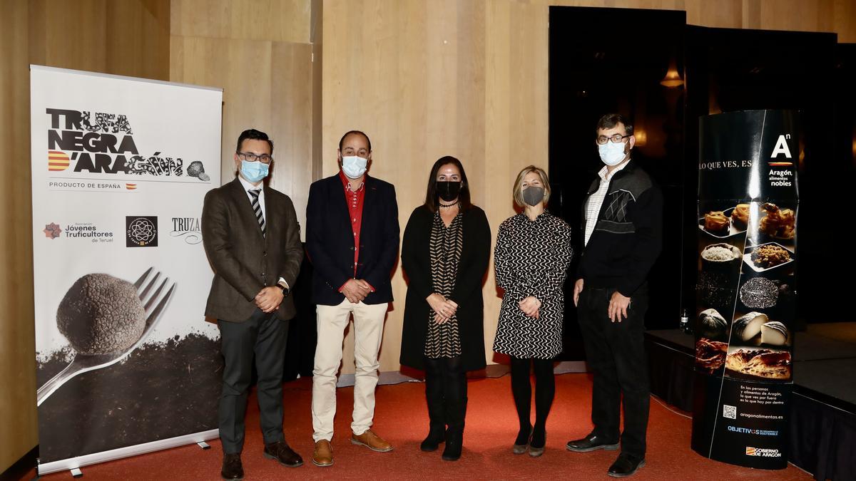 Representantes de las tres asociaciones, junto con los representantes institucionales.