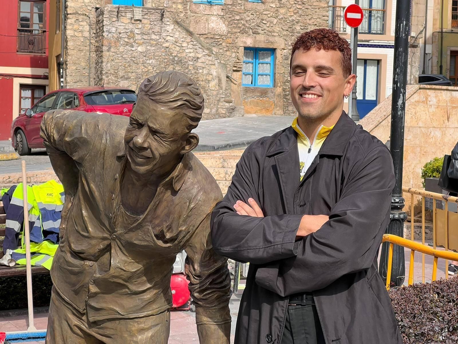 En imágenes: Así fue la instalación de la estatua de Rambal en Cimadevilla