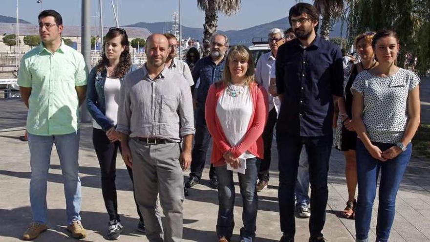 Luís Villares y Carmen Santos con integrantes de la lista de En Marea por Pontevedra.