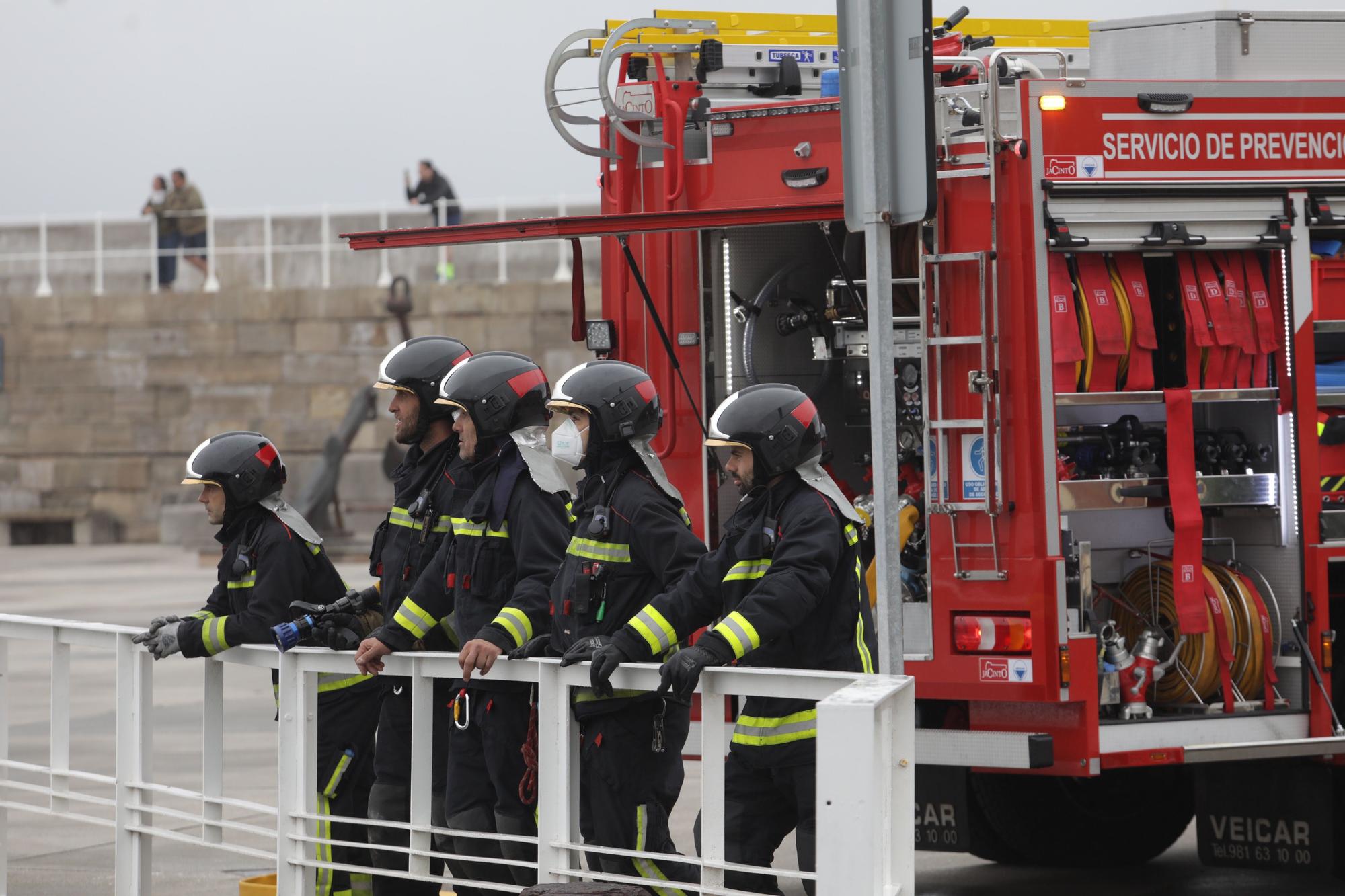 En imágenes: Jornada náutica con deporte y simulacro de rescate en el puerto deportivo de Gijón