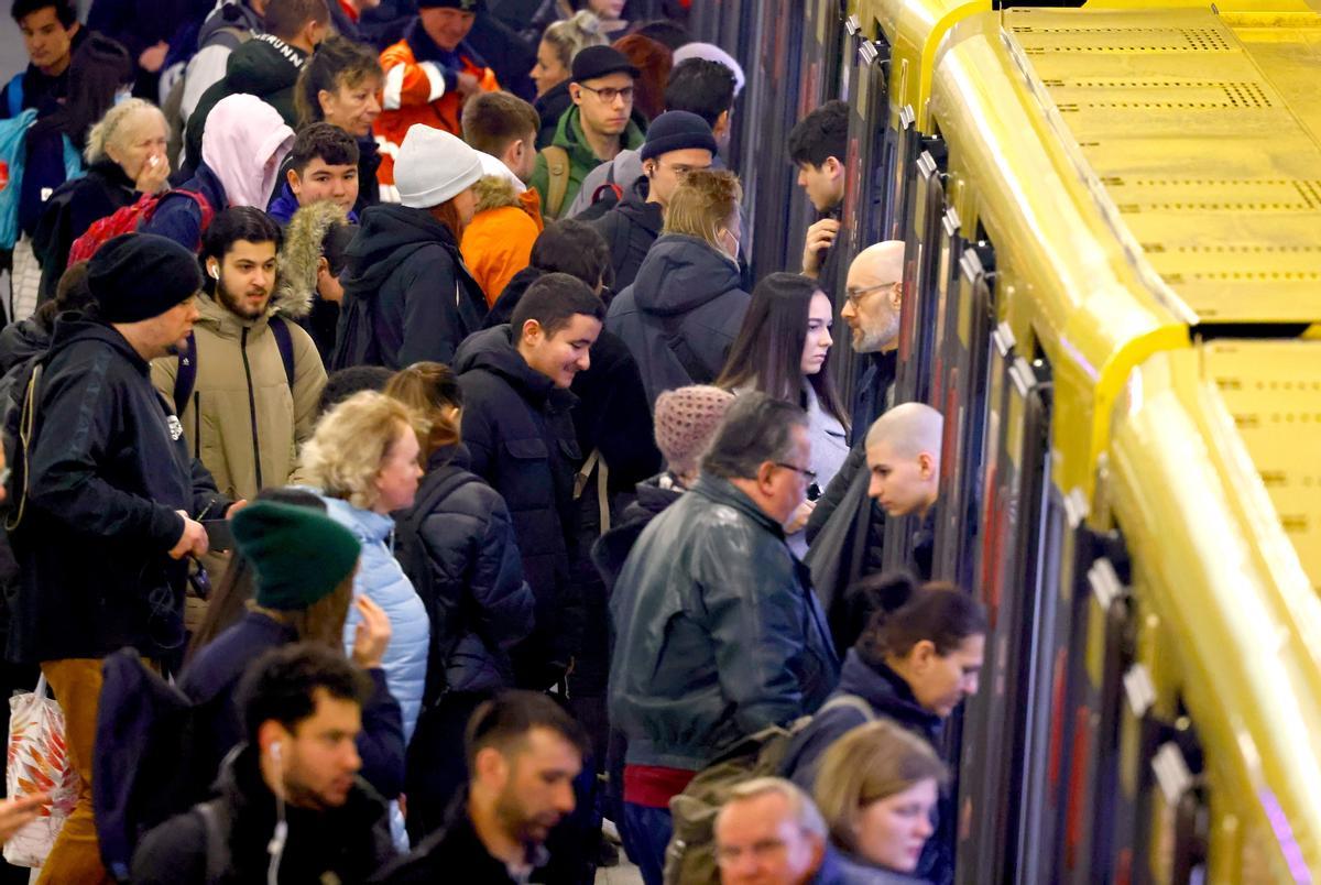 Alemania se para el lunes por una huelga a gran escala que los sindicatos han convocado en todo el transporte. Los trabajadores del sector público elevan la presión para exigir subidas del 10,5% para compensar la elevada inflación