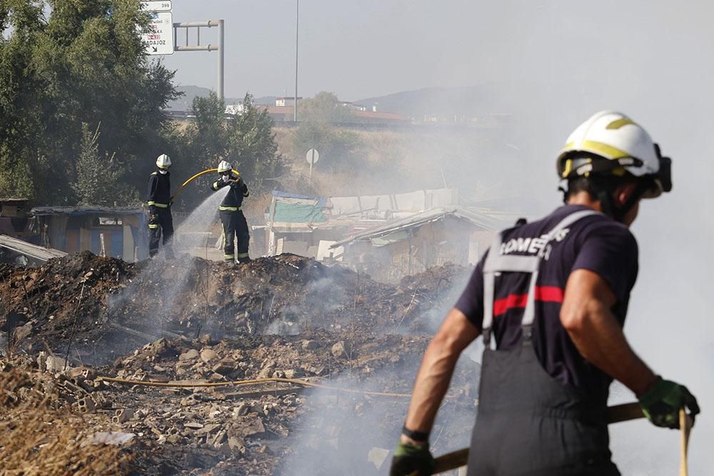 Incendio en el Camino de Carbonell junto a un asentamiento