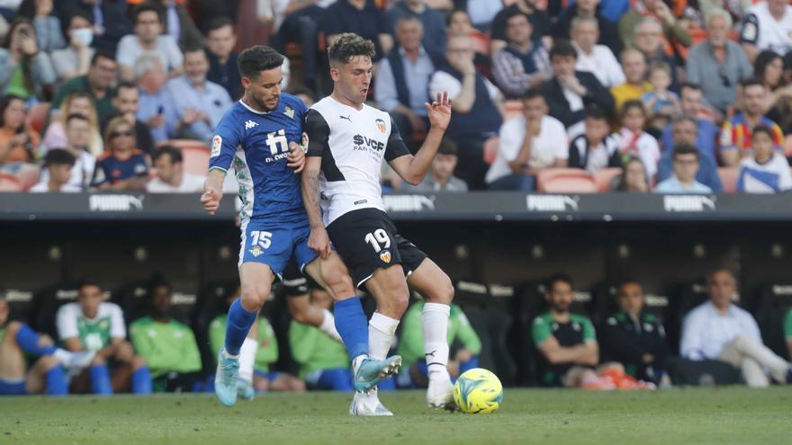 Hugo Duro disputa su primer partido como jugador del Valencia CF en propiedad