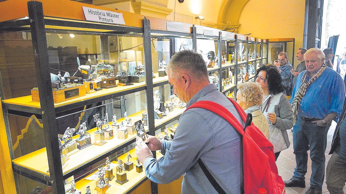 Visitants contemplant algunes peces a l’anterior edició de la mostra celebrada per Sant Narcís.