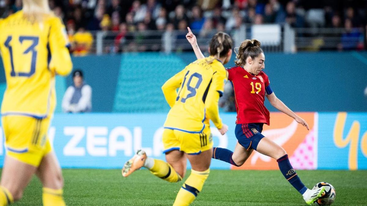 Olga Carmona dispara en el encuentro de semifinales ante Suecia